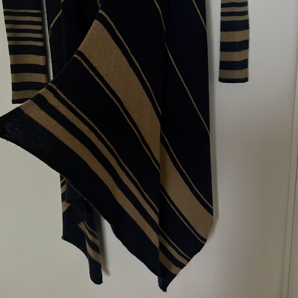 Indah Sweater - Picture 5 of 8